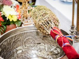 Sărbătoarea Botezului Domnului cuprinde, pe lângă sfinţirea apei, o serie de obiceiuri populare