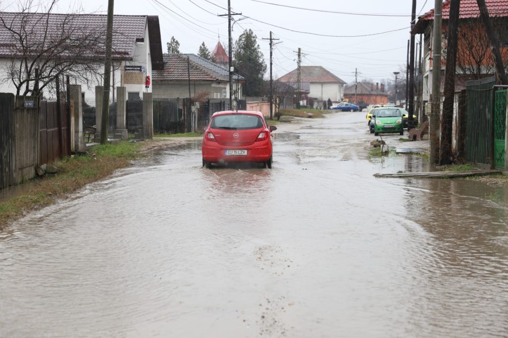 Strada Calea Brezei din Craiova - un chin pentru șoferi și localnici după fiecare ploaie