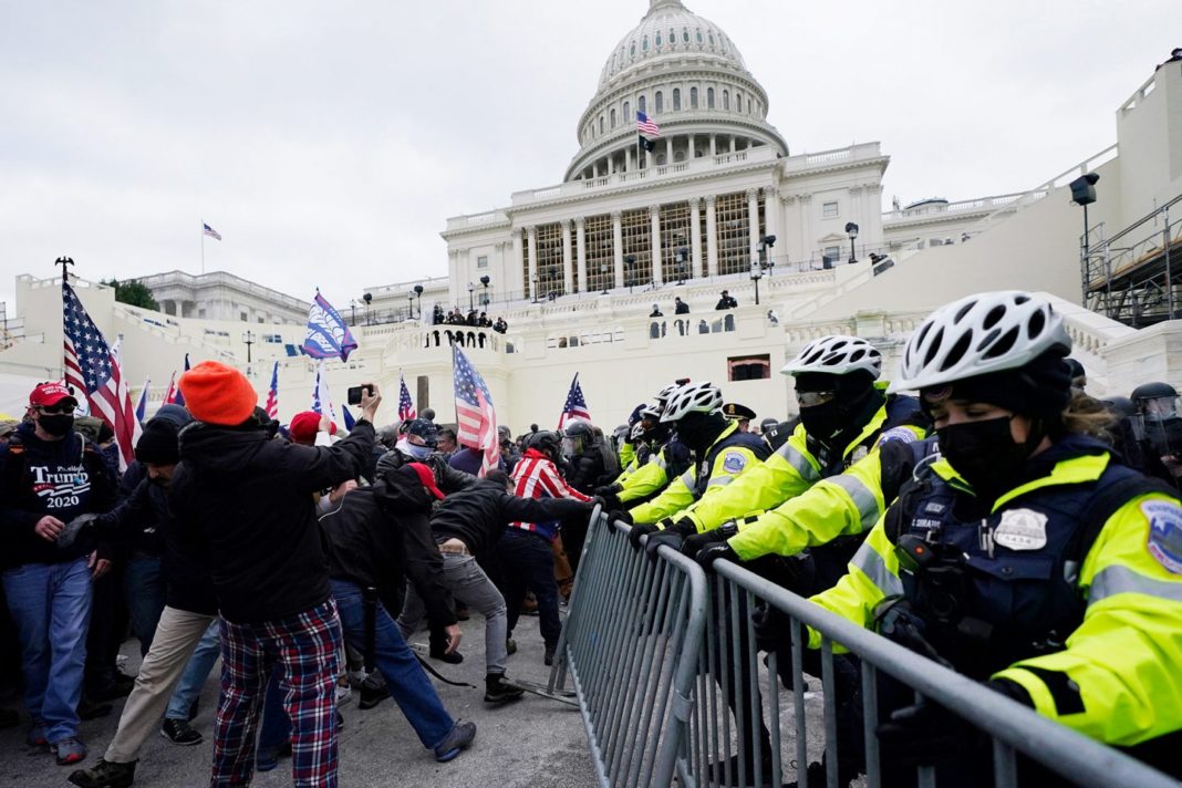 FBI face apel la americani pentru identificarea insurgenților care au vandalizat Congresul SUA