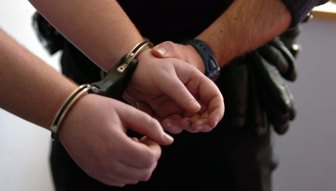 Doi tineri au fost reținuți pentru trafic de minori