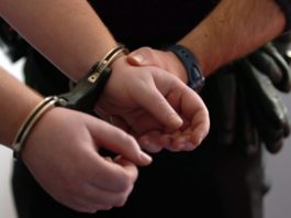 Doi tineri au fost reținuți pentru trafic de minori