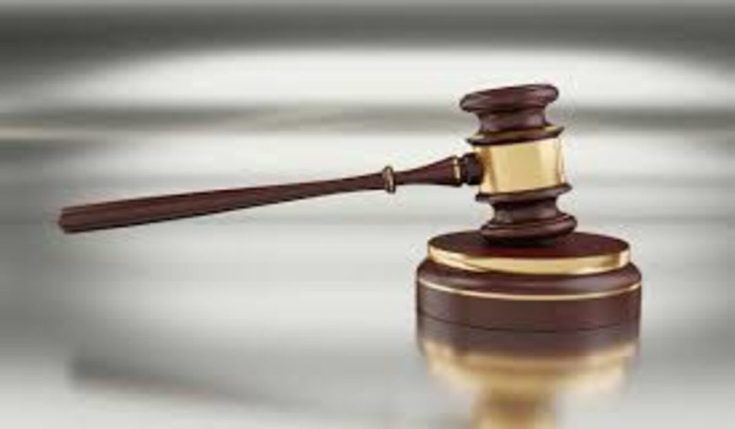 Doi români, condamnaţi cu executare după ce au furat 3 km de cabluri feroviare şi sute de litri de motorină din Belgia