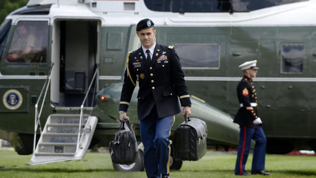 Premiera absolută din istoria SUA: Transferul codurilor nucleare, problematic