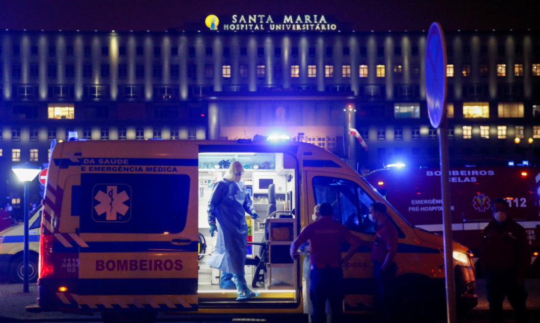 În faţa celui mai mare spital din Portugalia, Santa Maria din Lisabona, peste 20 de ambulanţe cu pacienţi COVID aşteptau miercuri seară eliberarea unor locuri în unitatea medicală