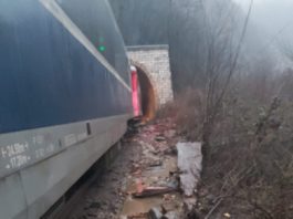 Traficul feroviar pe secția de cale ferată 202 este întrerupt între stațiile CF Lainici și Pietrele Albe după ce s-a fisurat șina