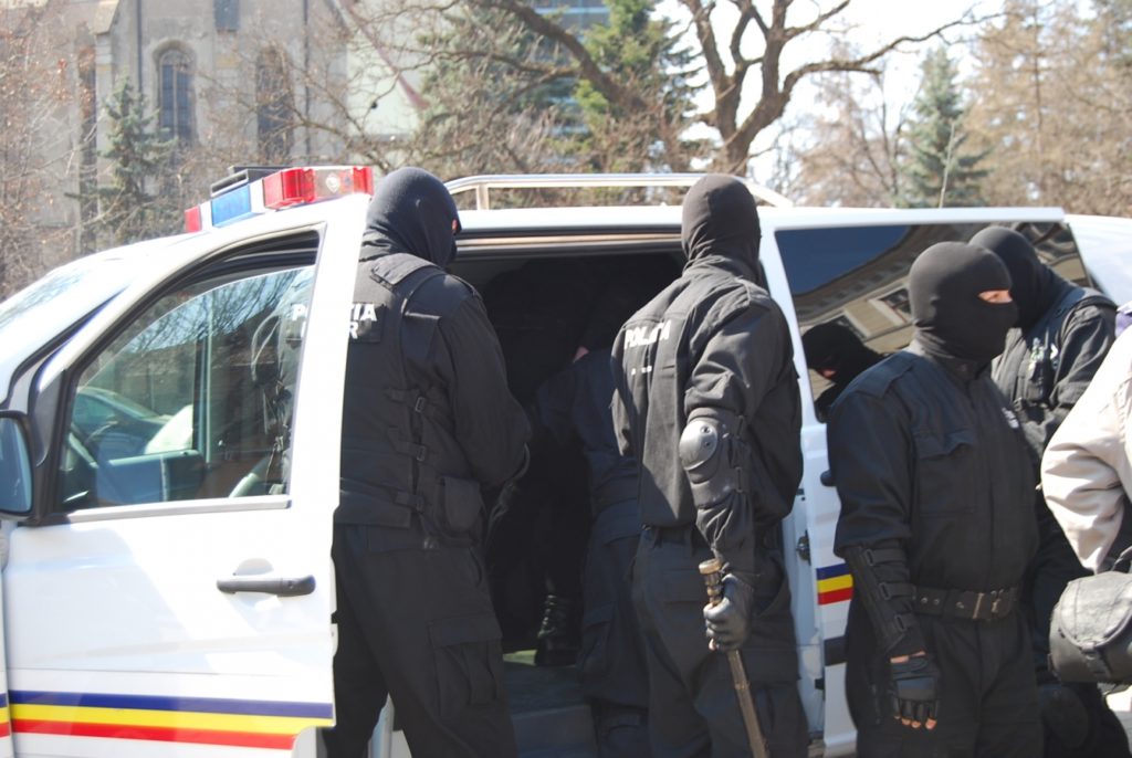 32 de percheziţii la o grupare care lua credite cu decizii și taloane de pensie false