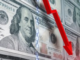 Dolarul a scăzut la cel mai scăzut nivel din ultimii trei ani