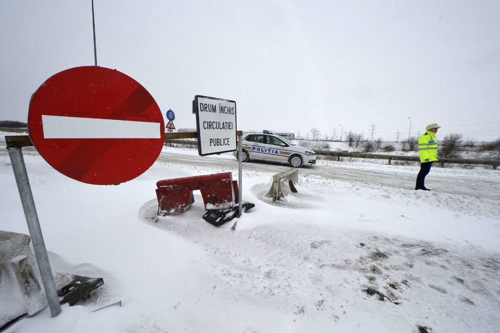 Circulaţie blocată pe 12 drumuri naţionale din  Tulcea şi Constanţa