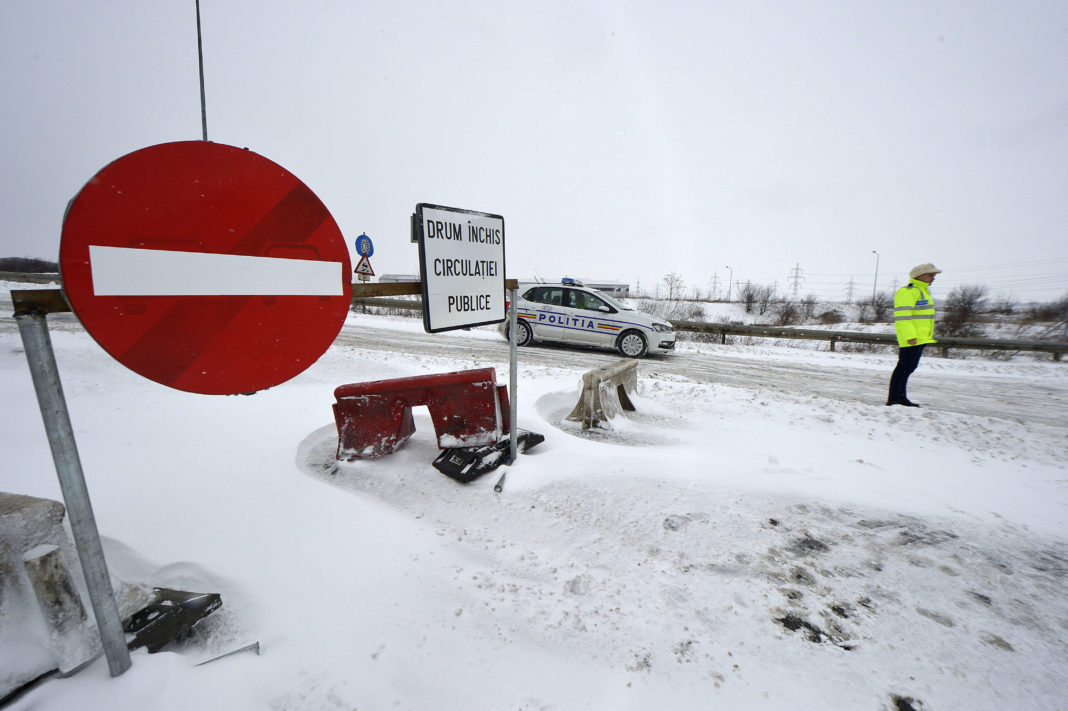 Traficul este întrerupt temporar din zăpezii viscolului pe patru drumuri județene din județele Alba, Arad, și Botoșani
