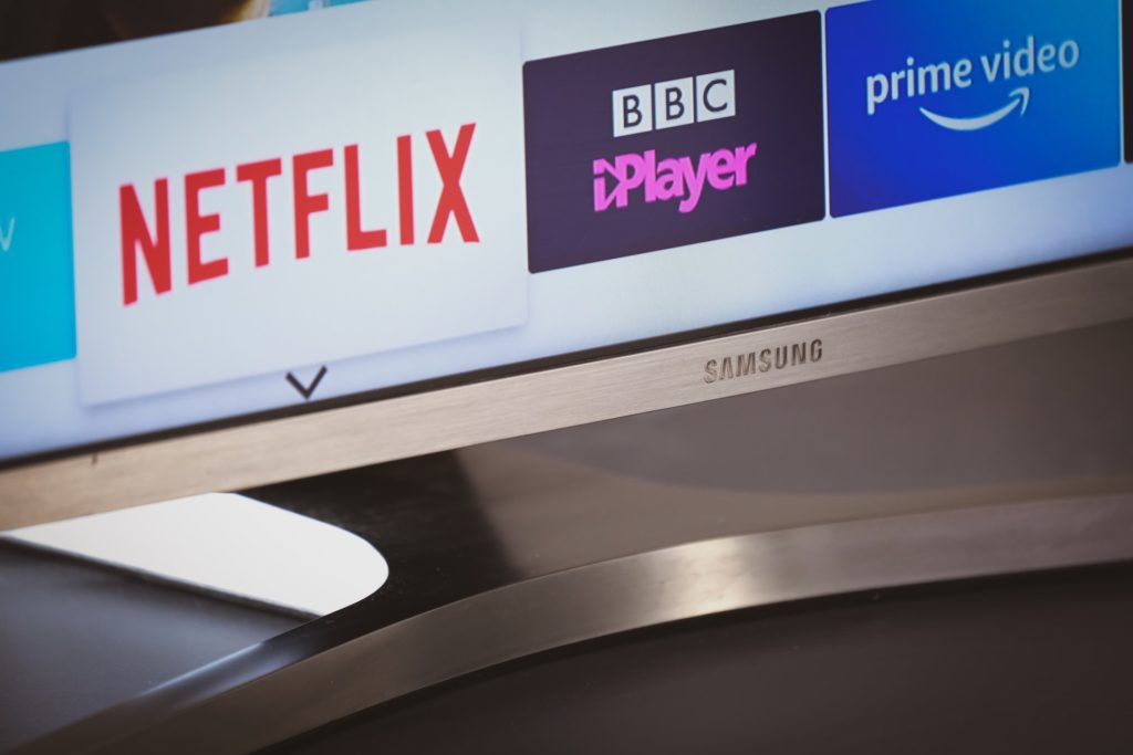 Ce dimensiuni și rată de împrospătare sunt recomandate pe un Smart TV?