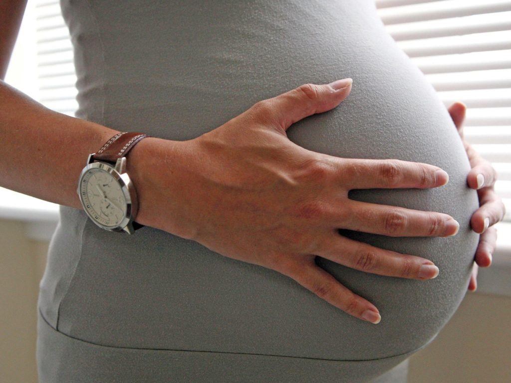 O femeie a rămas însărcinată, în timp ce era deja însărcinată cu gemeni