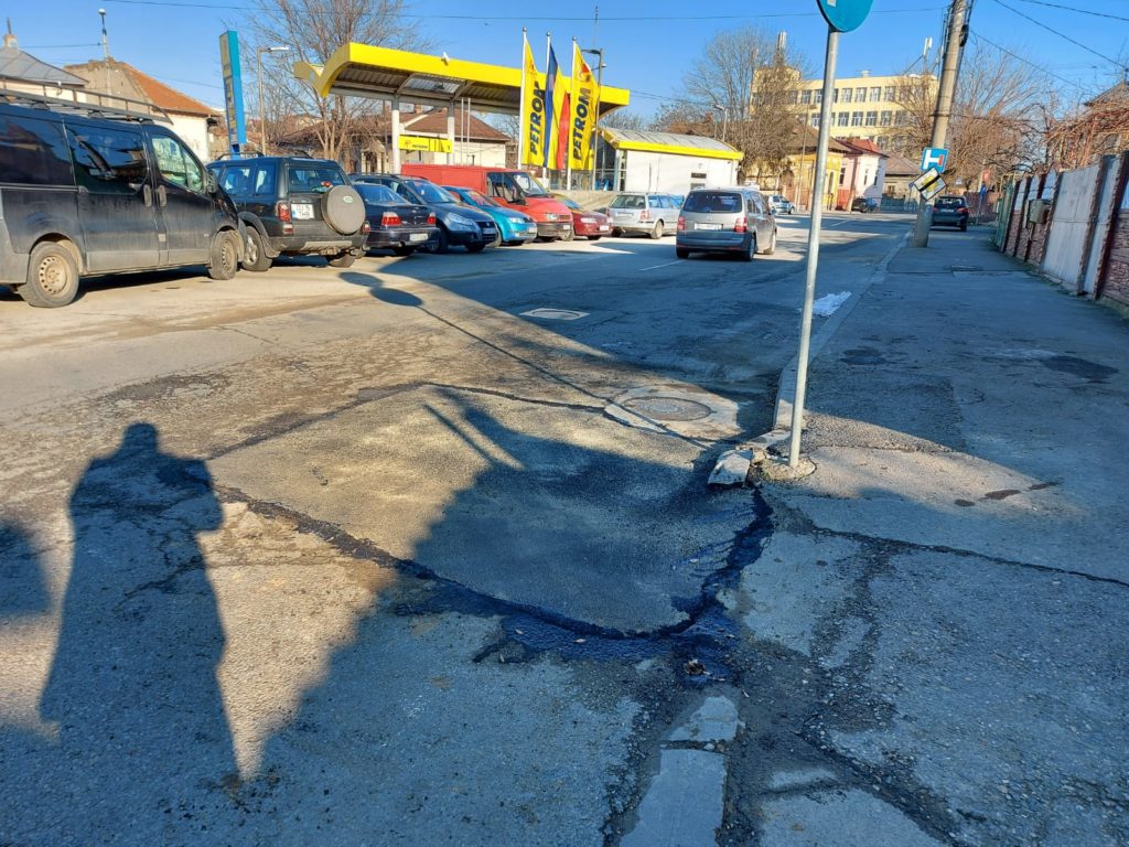 Au fost plombate și gropile de la intersecția străzii Corneliu Coposu cu Ana Ipătescu