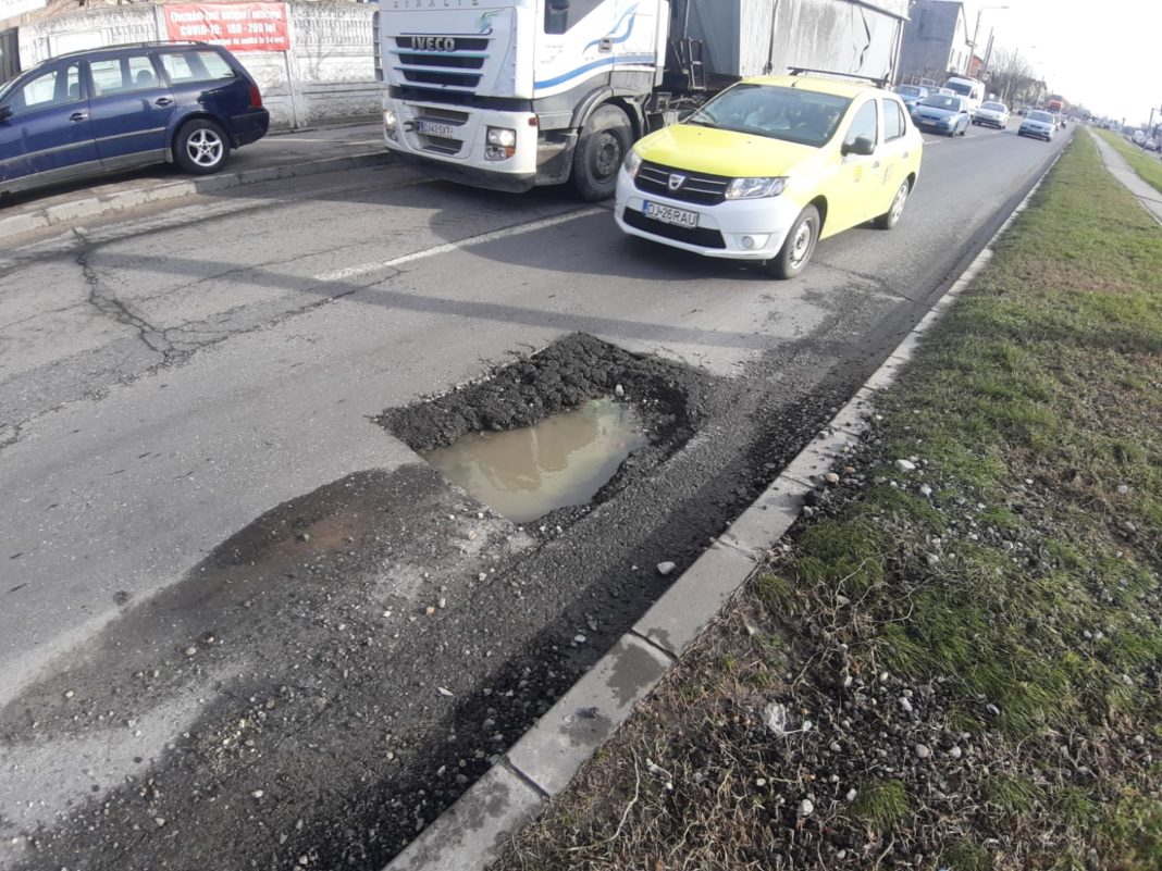 „Craterul“ apărut pe strada Râului pune mari probleme șoferilor. Abia joi groapa a fost semnalizată cu o baliză