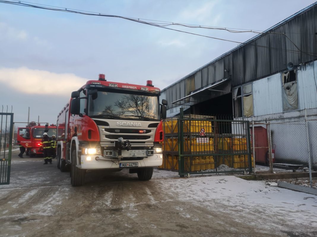 Două persoane au fost rănite într-un incendiu la o societate care încarcă butelii