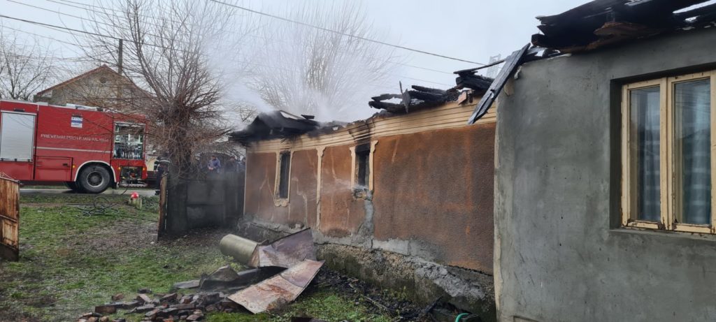 Incendiu puternic la o locuință din Olt. Proprietarii au arsuri de gradul II și III