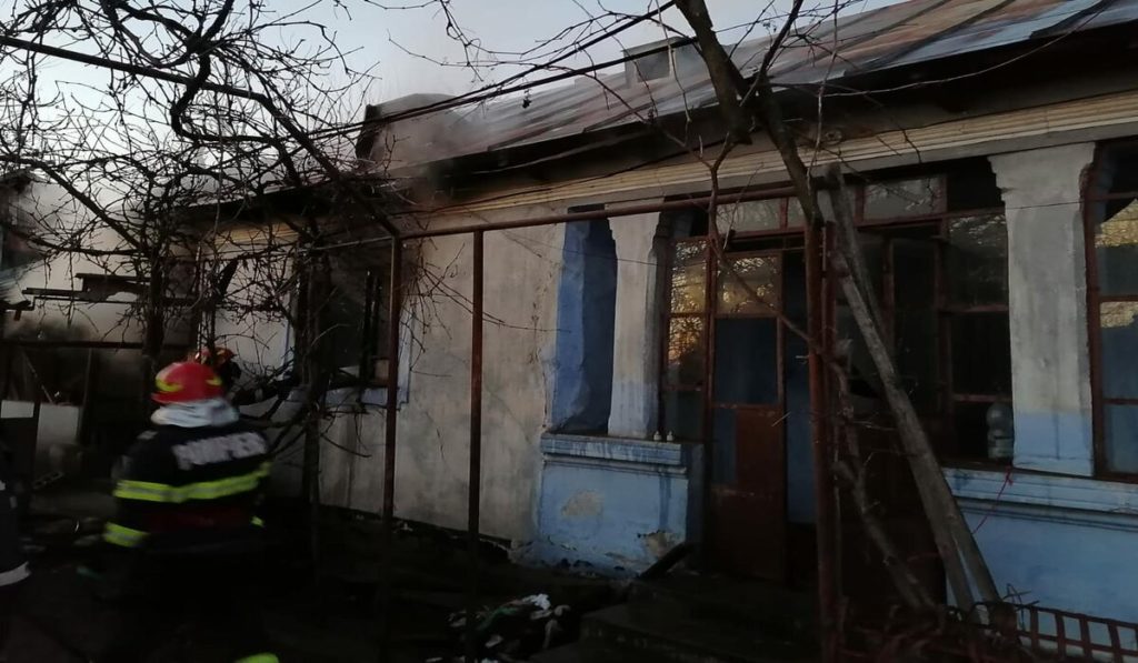 Incendiu la casa unor bătrâni din Curtișoara
