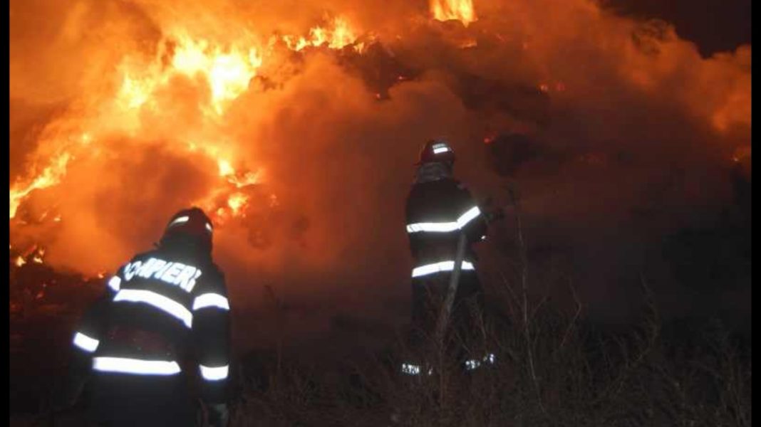 360 de baloţi de furaje au ars într-un incendiu provocat, în Giurgiu