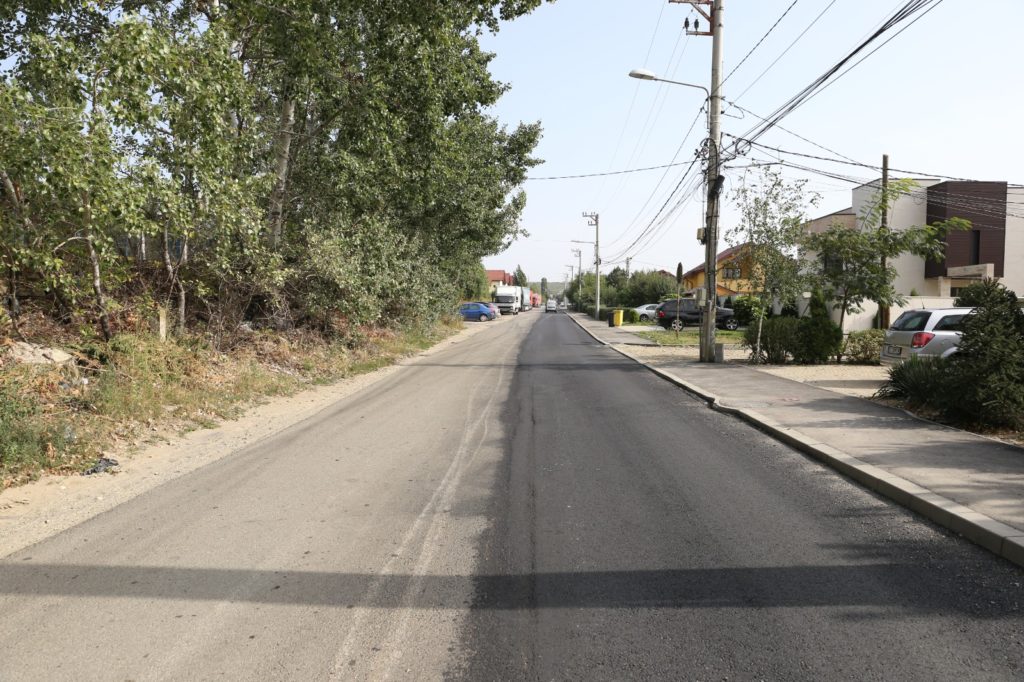 Linia de hotar dintre Craiova și Cârcea trece în prezent pe mijlocul străzii din imagine. Așa că locuitorii de pe partea dreaptă a drumului, cum intri dinspre giratoriul de la Ford, aparţin de Cârcea, iar cei de pe partea stângă de Craiova.