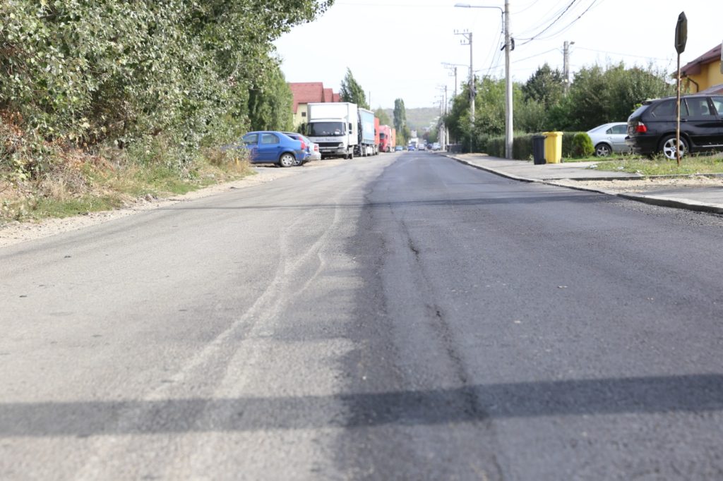Linia de hotar dintre Craiova și Cârcea trece în prezent pe mijlocul străzii din imagine. Așa că locuitorii de pe partea dreaptă a drumului, cum intri dinspre giratoriul de la Ford, aparţin de Cârcea, iar cei de pe partea stângă de Craiova.