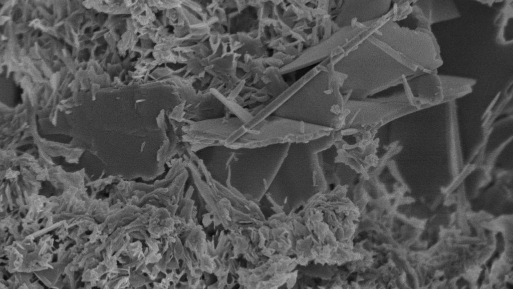 Mineral rar din beton roman, găsit într-o centrală nucleară japoneză