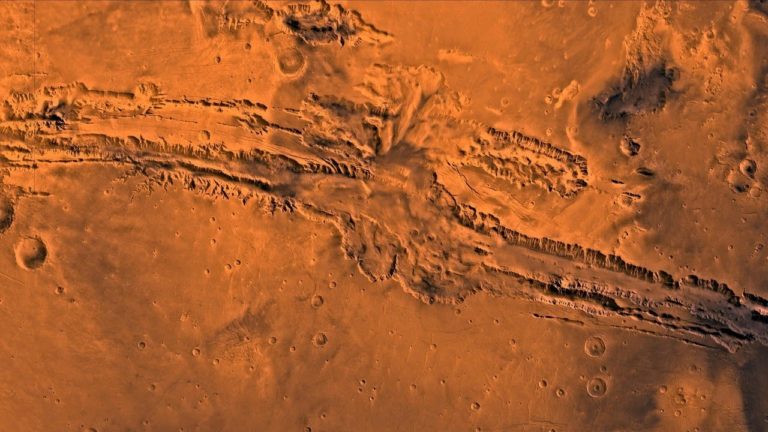 NASA a publicat imagini cu cel mai mare canion din sistemul solar
