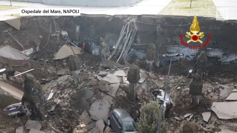 Un crater uriaș a apărut în parcarea unui spital din Napoli