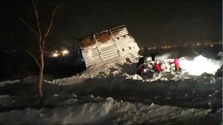 VIDEO. Avalanșă la o stațiune din Rusia. Un bebeluș și părinții săi au murit