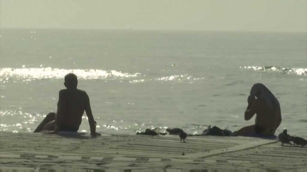 Val de căldură în Grecia, lumea a ieşit la plajă, trecând peste restricţii