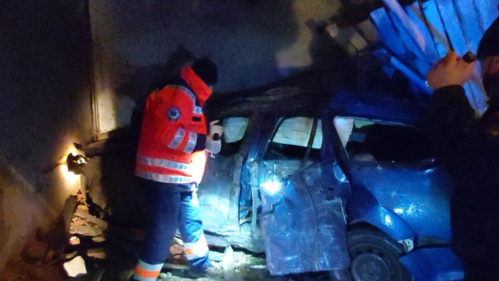 A intrat într-o casă cu o mașină furată