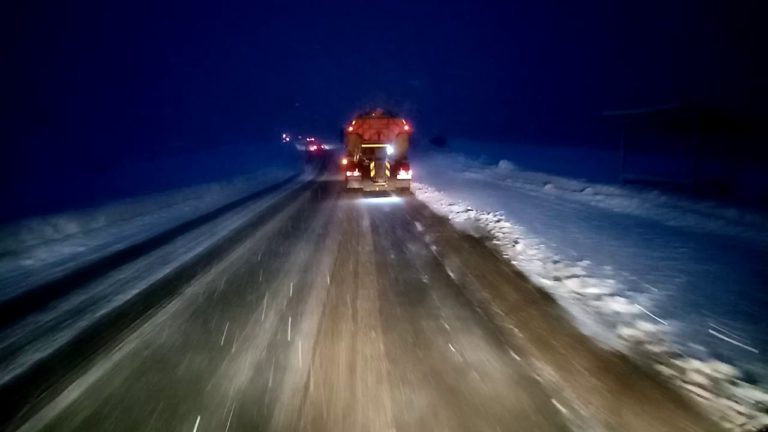 Drumarii au intervenit cu utilaje de deszăpezire între Novaci și Rânca
