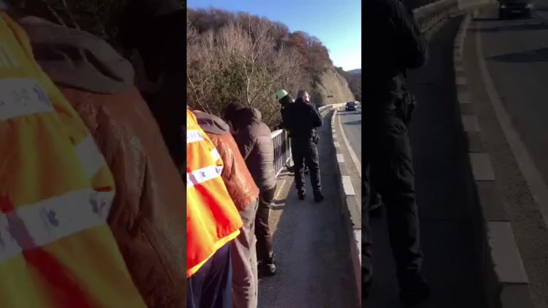 Mehedinți: Un șofer a căzut cu mașina într-o râpă adâncă de 40 de metri