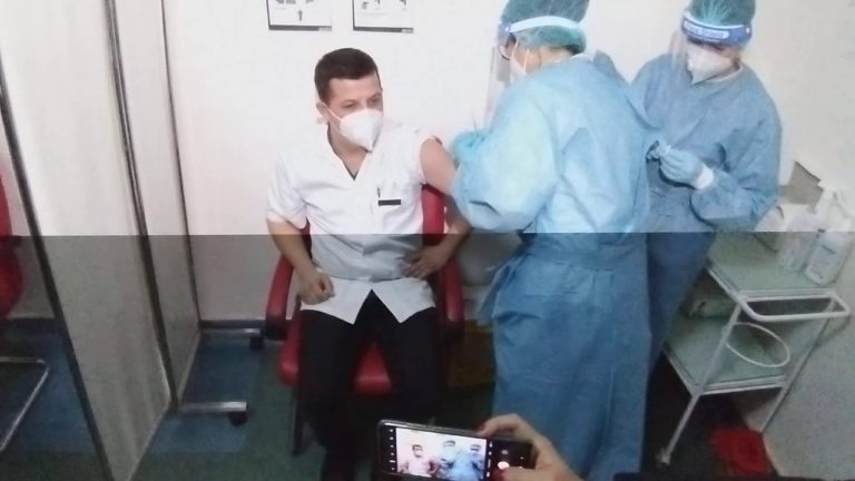 Târgu Jiu: Directorul medical al Spitalului Județean, primul gorjean vaccinat anti-COVID