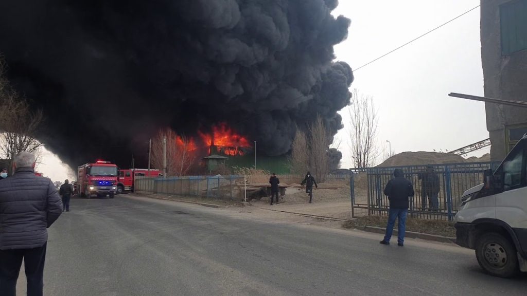 Incendiu violent la un depozit de materiale reciclabile din Buzău