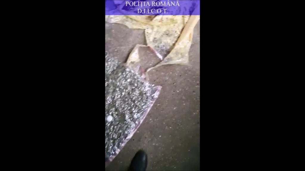 Percheziții într-un dosar de trafic de droguri