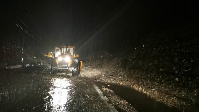 Traficul feroviar blocat pe Valea Oltului din cauza viiturilor