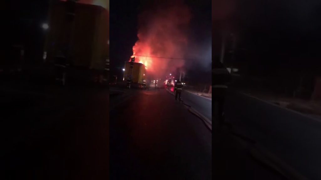 Incendiu la un camion încărcat cu