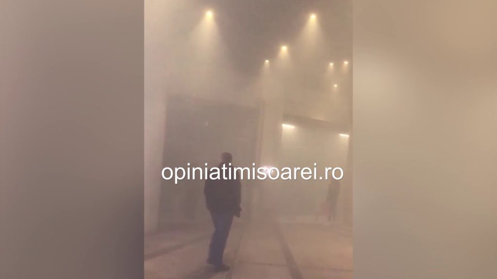 Incendiu la mall, în Timișoara. Zeci de oameni evacuați