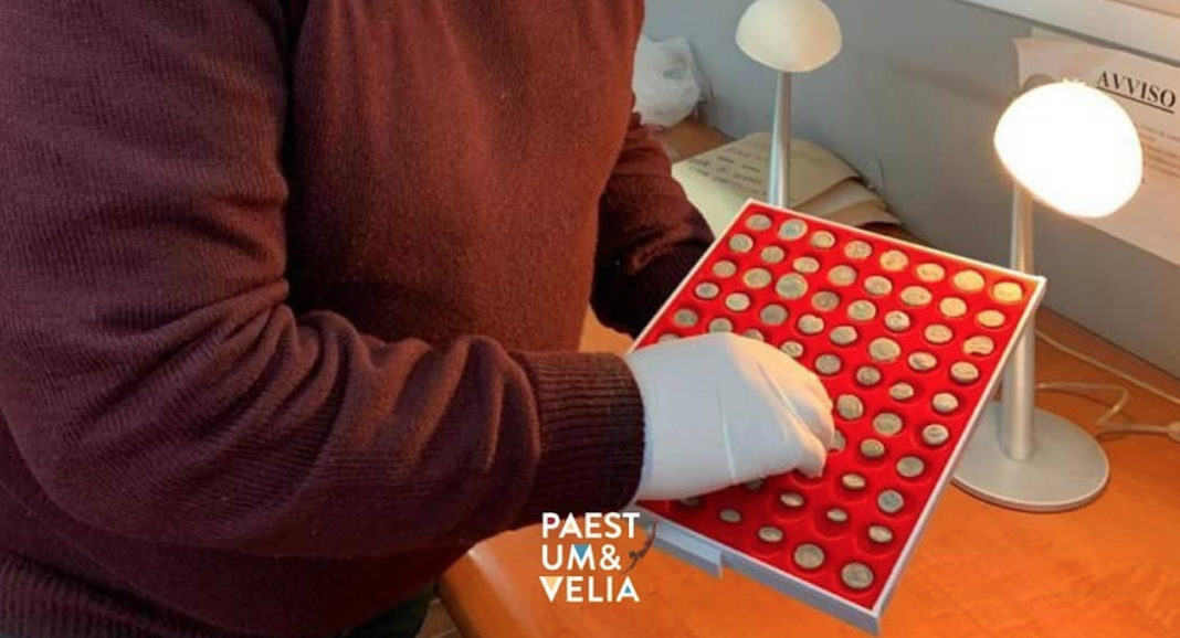 Un preot a convins un hoț să restituie 200 de monede antice