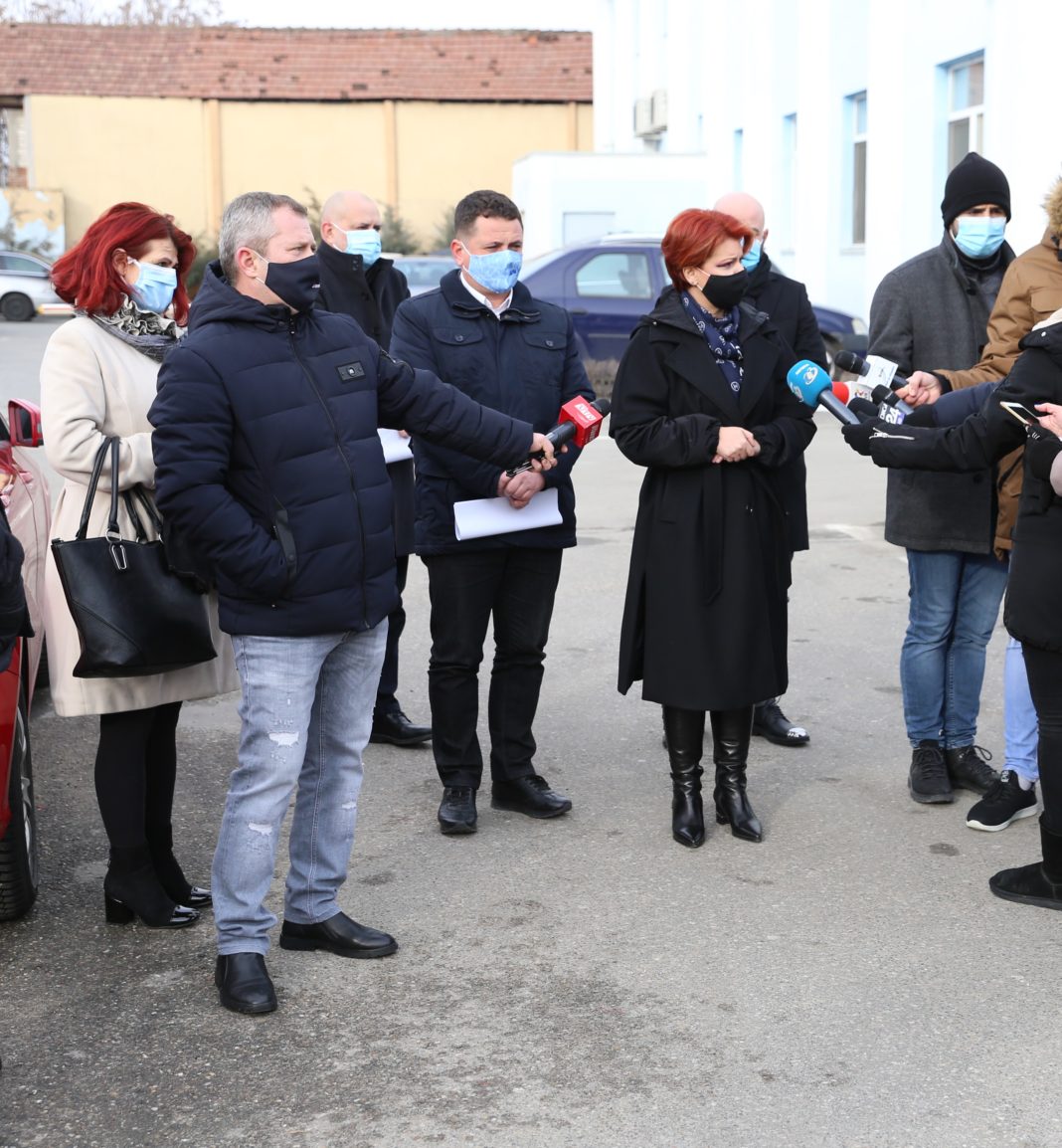Contractul pentru extinderea reţelei de canalizare a fost semnat în prezenţa primarului Craiovei, Olguța Vasilescu (foto: Claudiu Tudor)
