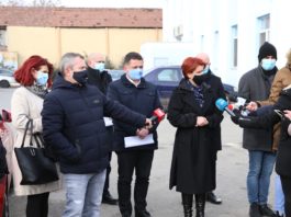 Contractul pentru extinderea reţelei de canalizare a fost semnat în prezenţa primarului Craiovei, Olguța Vasilescu (foto: Claudiu Tudor)
