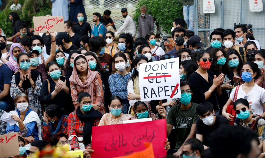 Un tribunal pakistanez a declarat ilegală testarea virginității femeilor violate