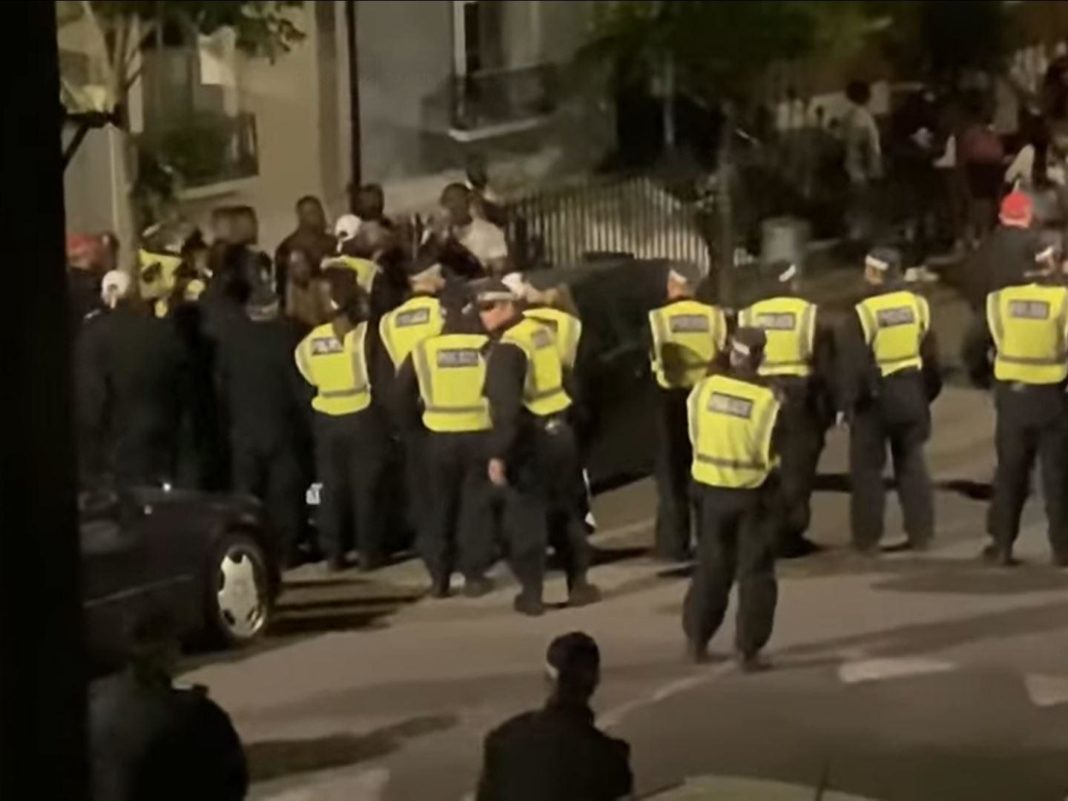 Poliţiştii londonezi au întrerupt o petrecere ilegală organizată într-un hangar feroviar din estul capitalei britanice