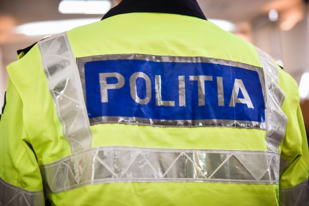 Femeie reținută de poliție după ce s-a dus acasă la fotul soț și l-a bătut