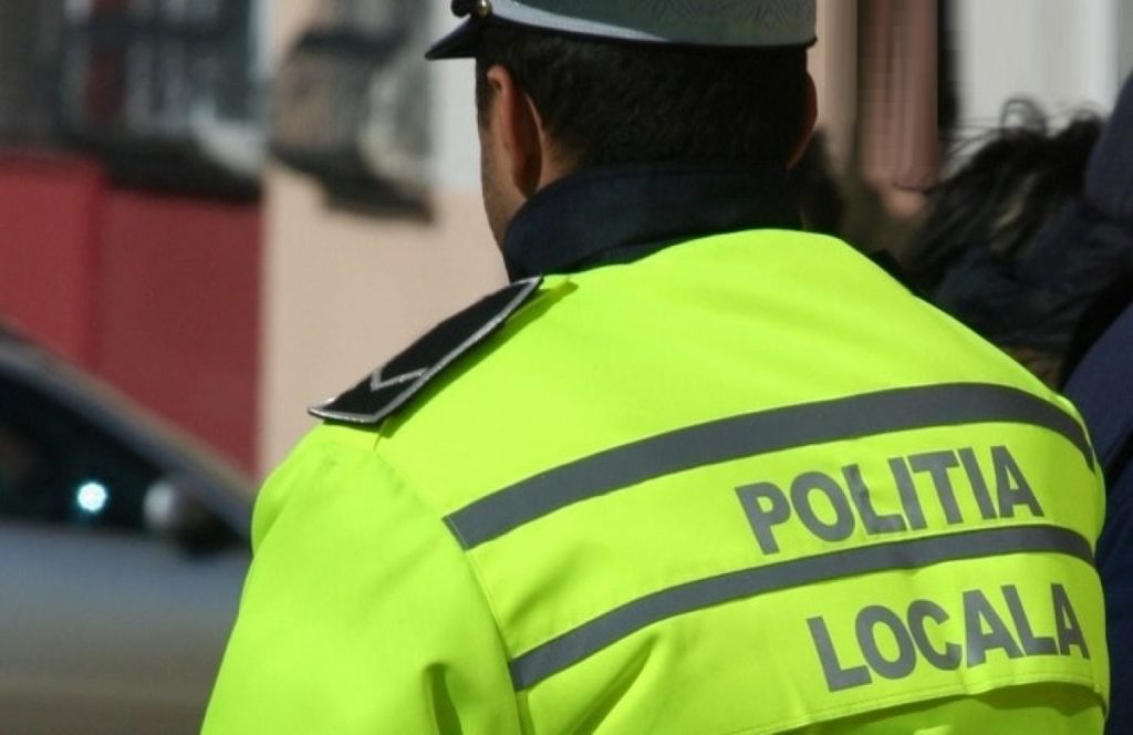 Polițist local, târât cu mașina de un șofer care circula pe sens interzis