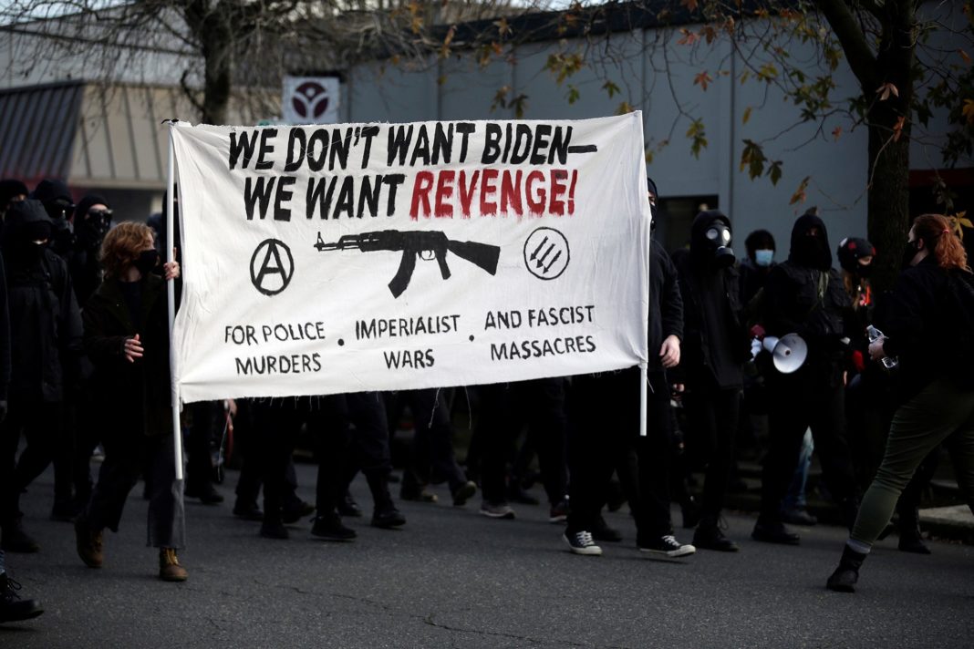 Proteste violente și încăierări cu poliția în Portland şi Seattle