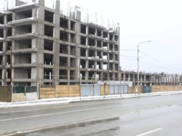 Cartierul de locuințe de pe strada Caracal din municipiul Craiova zace și în prezent în stadiul în care a fost abandonat de firma Shandong Ningjian, în primăvara anului 2017