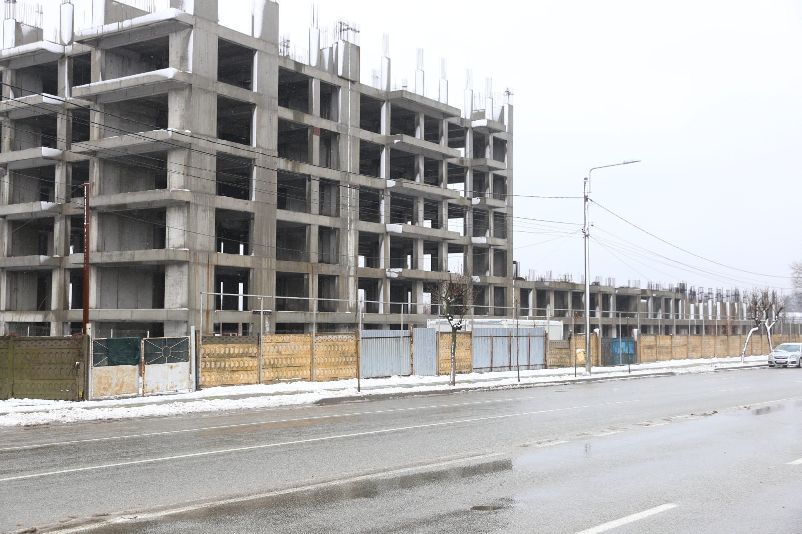 Cartierul de locuințe de pe strada Caracal din municipiul Craiova zace și în prezent în stadiul în care a fost abandonat de firma Shandong Ningjian, în primăvara anului 2017