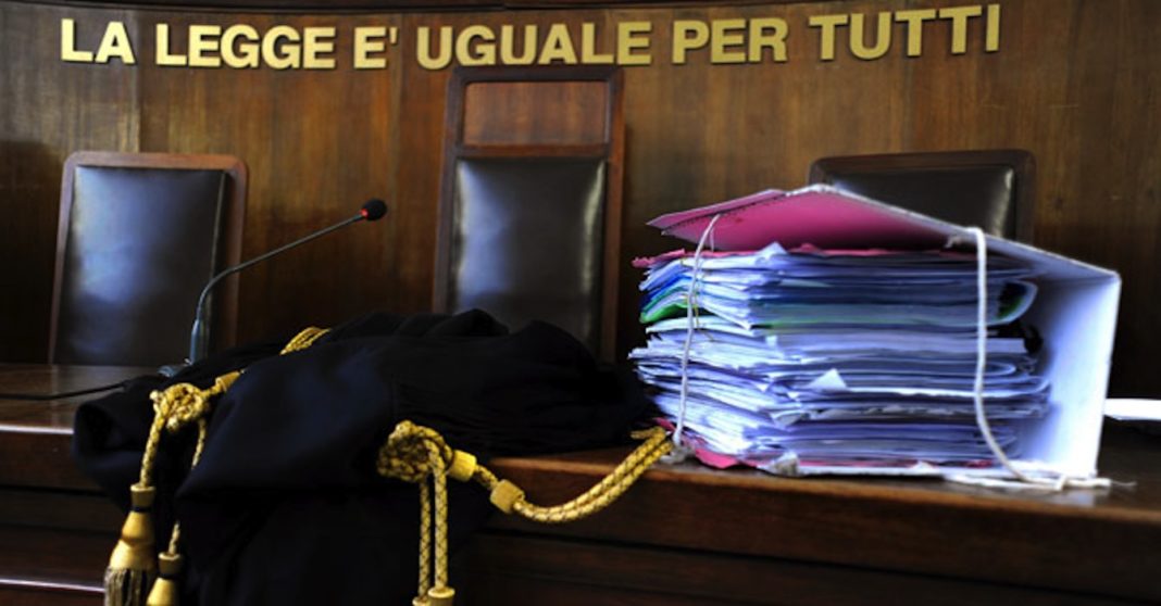 Sute de membri ai mafiei, judecaţi într-un proces uriaş în Italia