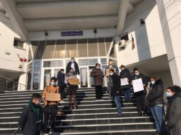 Profesori, elevi şi părinţi din Segarcea au protestat la ISJ Dolj