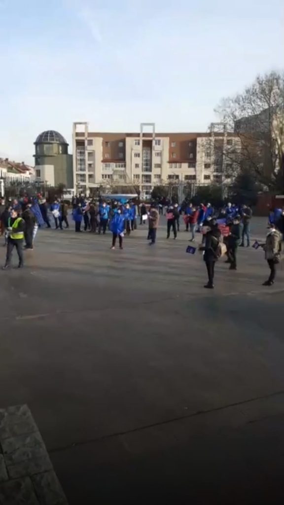 Aproape 100 de persoane protestează în Piața Prefecturii din Târgu Jiu